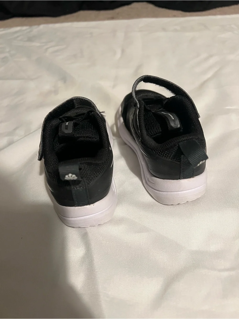 Nike Toddler Cosmic Runner Black and White Lightweight Sneakers Size 8C